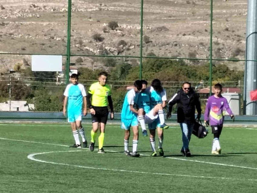 Sahada rahatsızlanan futbolcu ölümden döndü