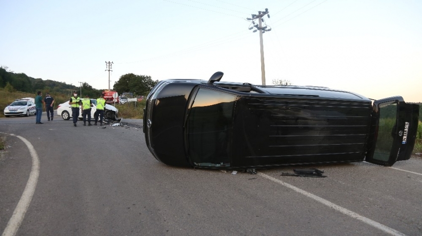 Tatil yolunda otomobille çarpışan minibüs devrildi