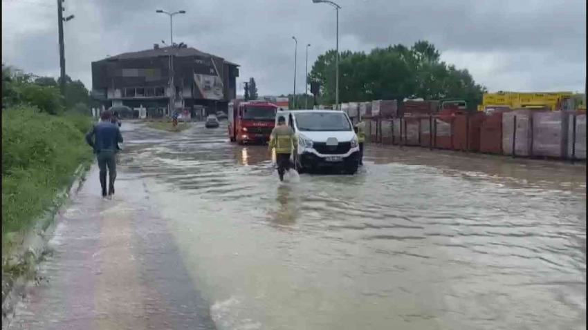 Minibüs sürücüsü dakikalarca suyun içinde bekledi