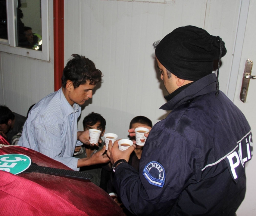 Polis kaçak göçmenlere sıcak çay ikram etti