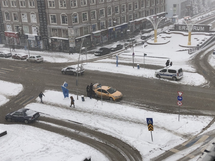 Erzurum’da kış geri döndü