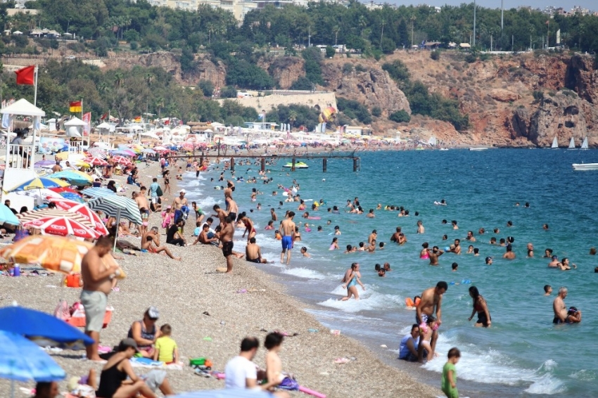 Konyaaltı sahilinde tehlikeli yoğunluk