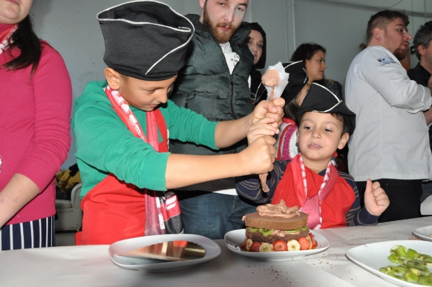 Uşak’ta Down sendromlu çocuklar pasta yaptı