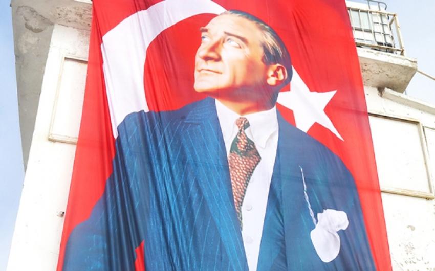 Bin 400 rakımlı zirvede Atatürk motifli Türk bayrağı