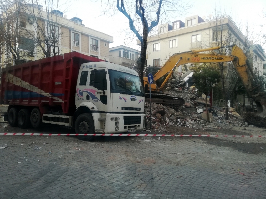 Depremde hasar gören binayı yıkan kepçe, sağlam binaya da zarar verdi