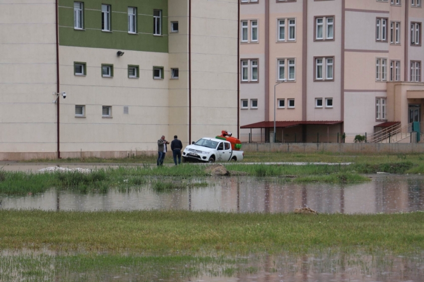 Yağmur, kar değil kanalizasyon suyu okullu tatil ettirdi