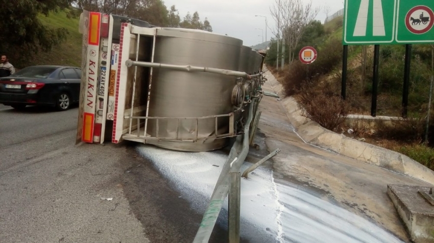 İzmir’de süt dolu tır devrildi: 1 yaralı