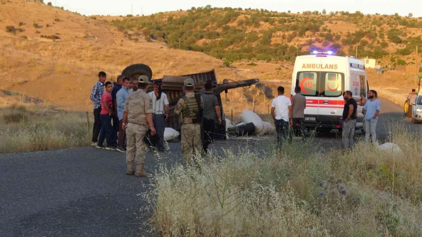 Saman yüklü traktör devrildi: 2 yaralı