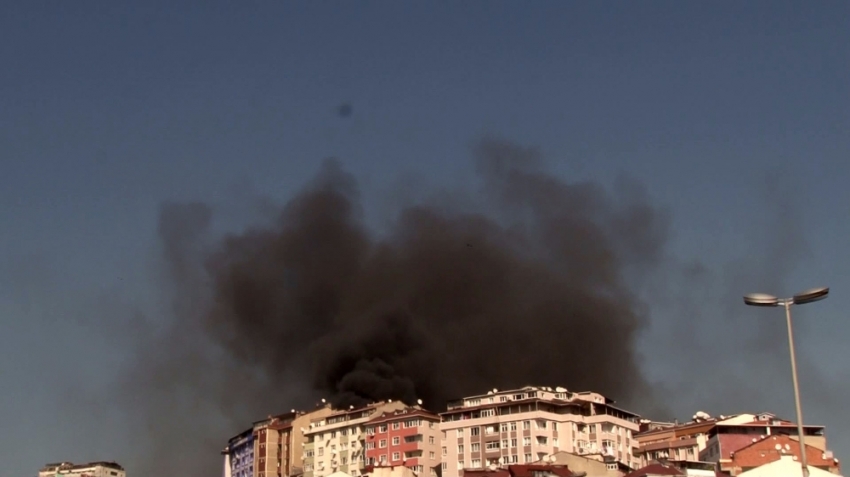 Şişli’de 5 katlı binanın çatı katı alev alev yandı