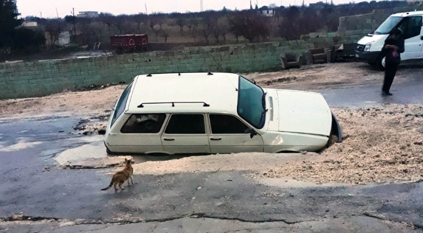 Otomobil yolda oluşan dev çukura düştü