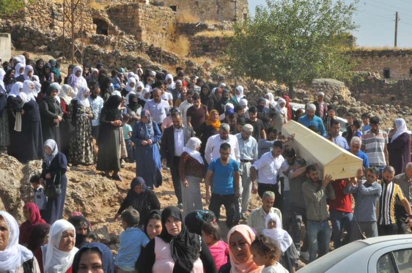 Teröristlerin saldırısı sonucu şehit olan anne ve iki kızı yan yana toprağa verildi