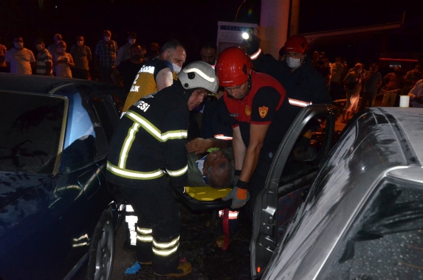 Ordu’da iki otomobil kafa kafaya çarpıştı: 6 yaralı