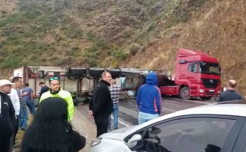 Tır devrildi, yol 3 saat ulaşıma kapandı