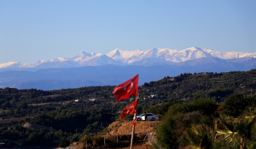 Toroslar’a kar yağdı, kartpostallık görüntüler oluştu