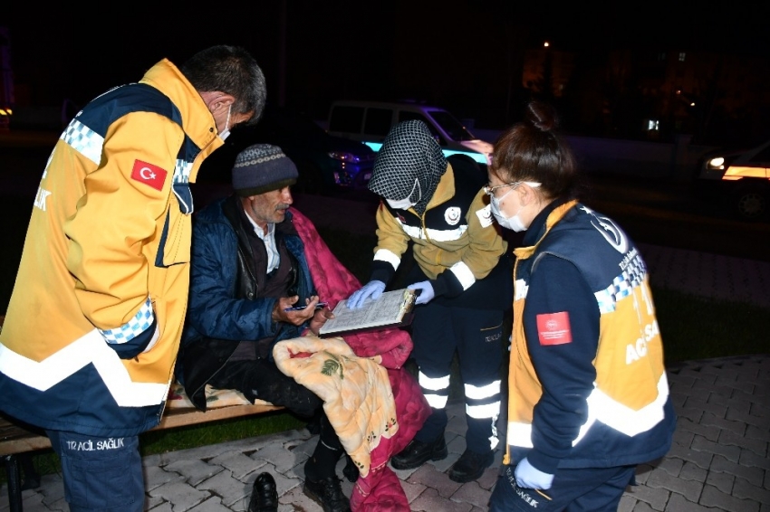 Yorganla parktaki bankta yatan yaşlı adama Aksaray Belediyesi sahip çıktı