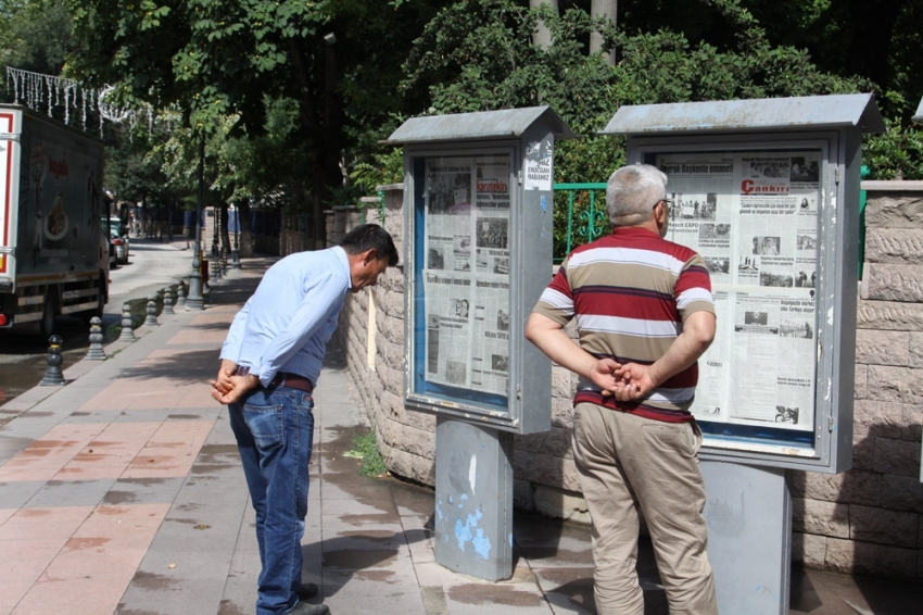 32 yıldır panolardan gazete okuyorlar