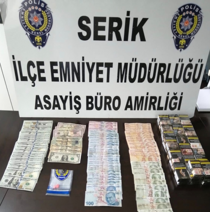 Sahte dolarlarla marketçileri dolandırdılar