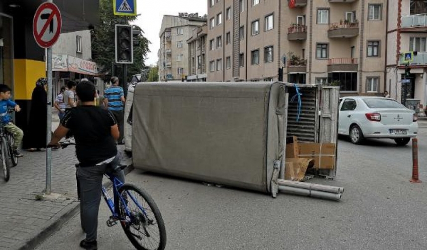 Bursa'da 3 kişinin yaralandığı kaza, güvenlik kamerasında