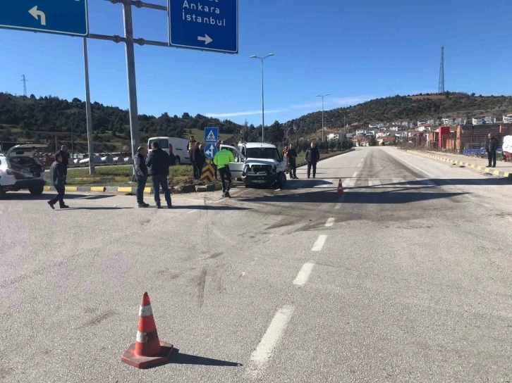 3 kişinin yaralandığı trafik kazası güvenlik kamerasına yansıdı
