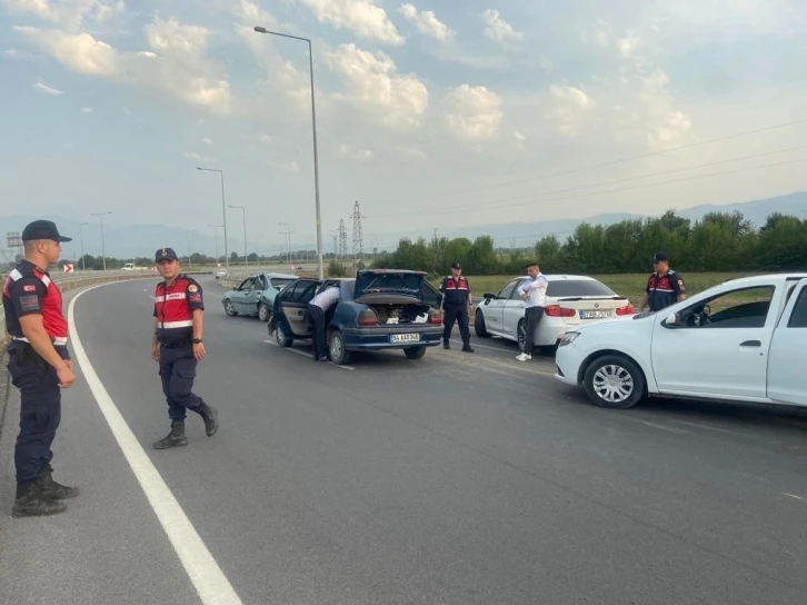 3 otomobilin karıştığı zincirleme kazada 1’i bebek toplamda 2 kişi yaralandı
