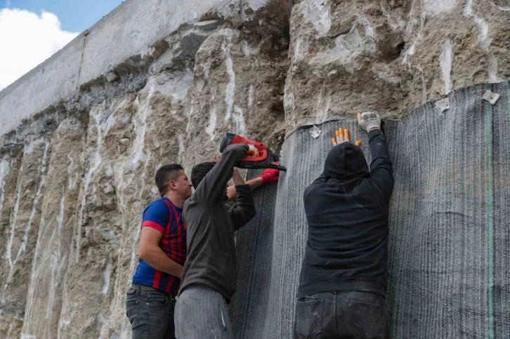 30 Ağustos İş Merkezi ve Zanaat Çarşısı inşaatının temelinde yalıtım çalışmaları
