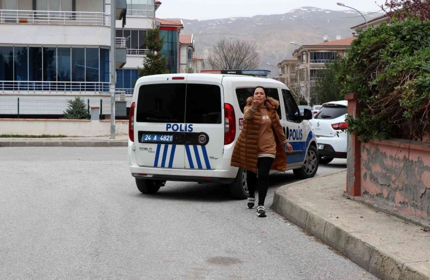 İcra yoluyla çocuğunu almaya gelen kadın, gazetecilere tepki gösterdi