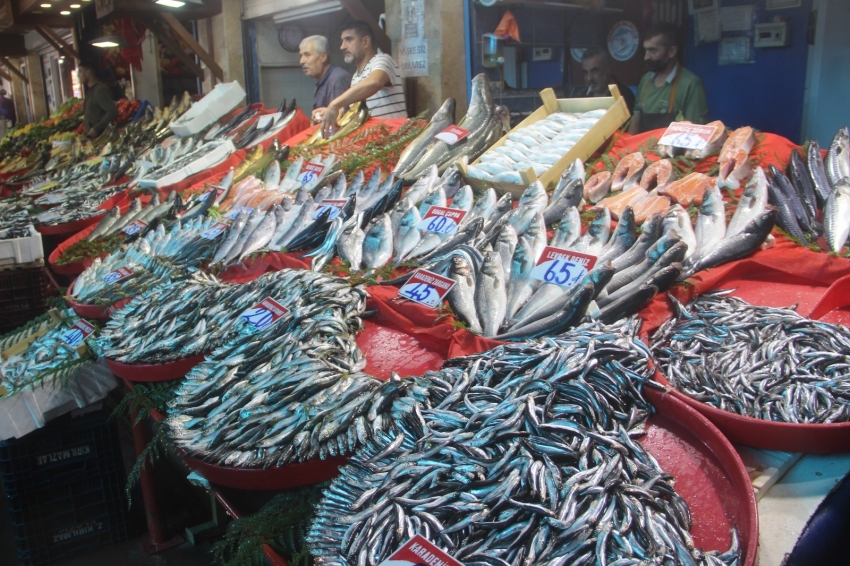 Fiyatlardaki düşüş, balıkçıların yüzünü güldürdü