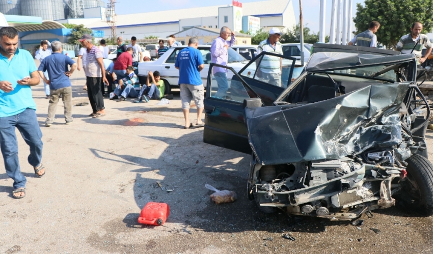 Adana'da otomobiller kafa kafaya çarpıştı!