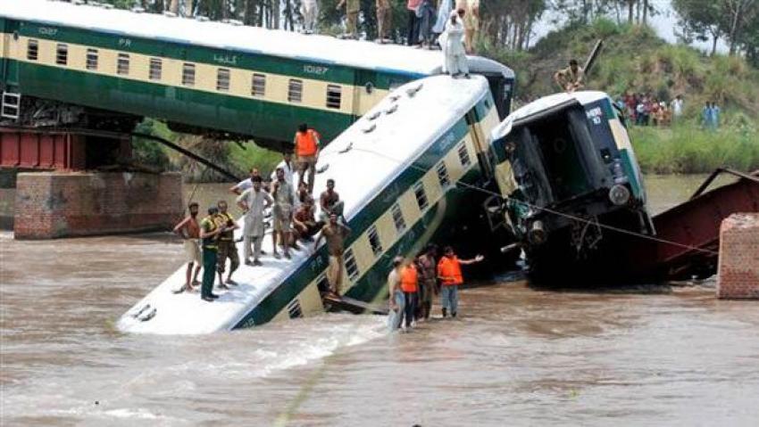 Üstünden tren geçerken çöktü: 12 ölü