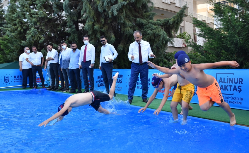 Bursa'da okul bahçesinde yüzme öğreniyorlar 