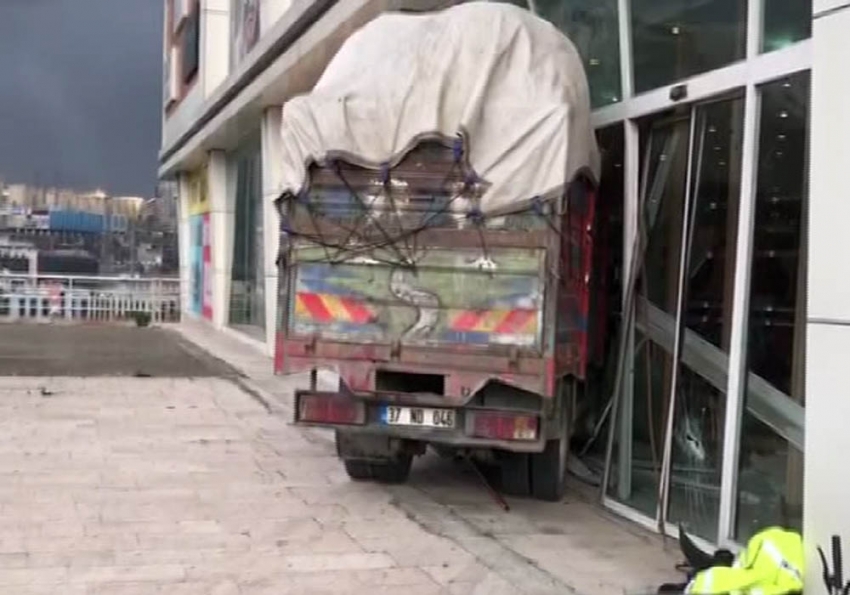 İstanbul’da freni patlayan kamyonet AVM’ye daldı