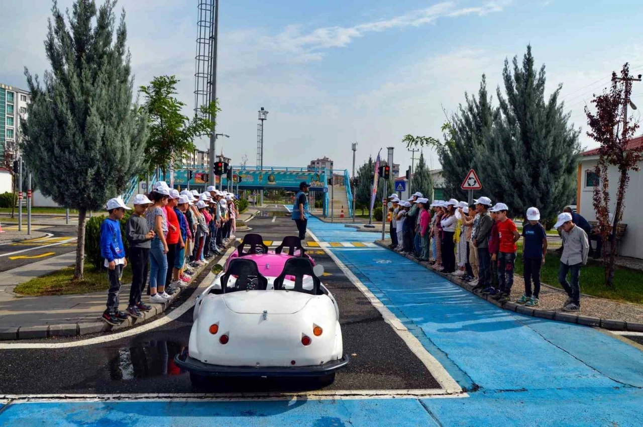 300 öğrenciye trafik eğitimi veriliyor
