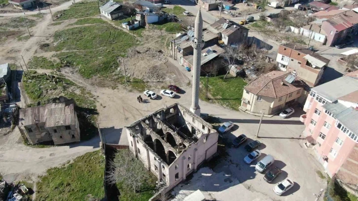 300 yıllık cami bakımsızlıktan harabeye döndü
