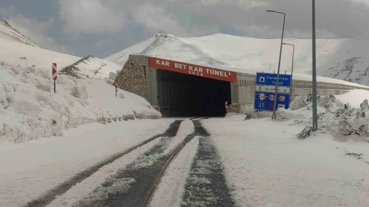 3000 rakımlı Karabet Geçidi kar altında
