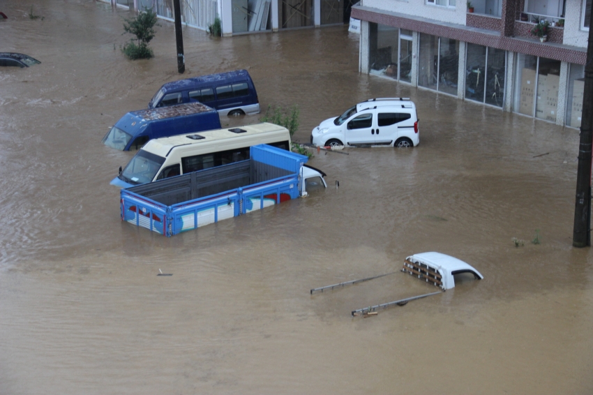 Ev ve iş yerlerini su bastı, araçlar suyun altında kaldı