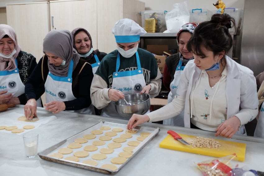 Bursa'da işaret diliyle pasta yaptılar