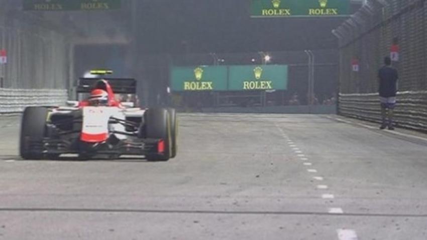 Singapur Grand Prix'inde inanılmaz olay! Piste girdi...