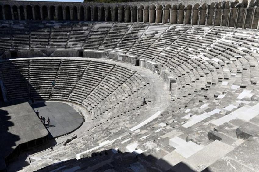  Aspendos'ta restorasyon faciası