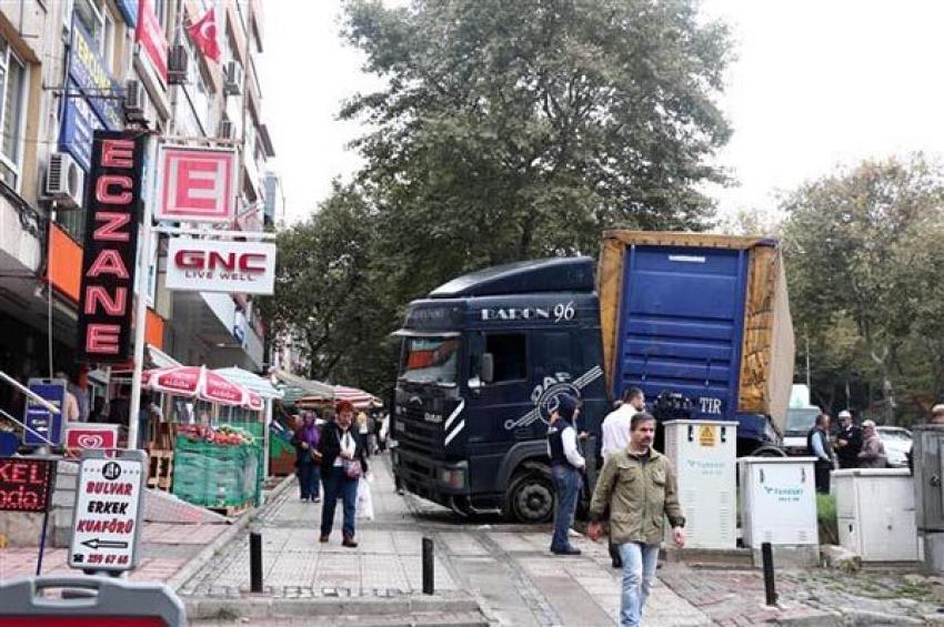 Mermer yüklü TIR, yokuş aşağıya inerken...