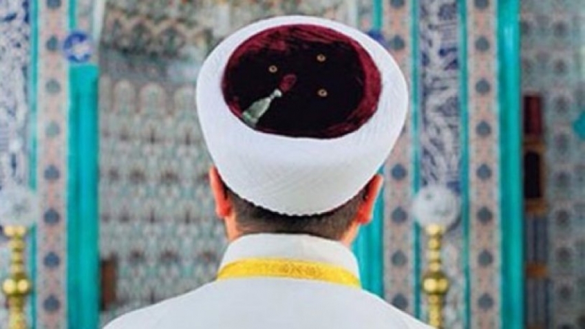 Namaz kılıp imamın sarık ve cübbesini çaldı