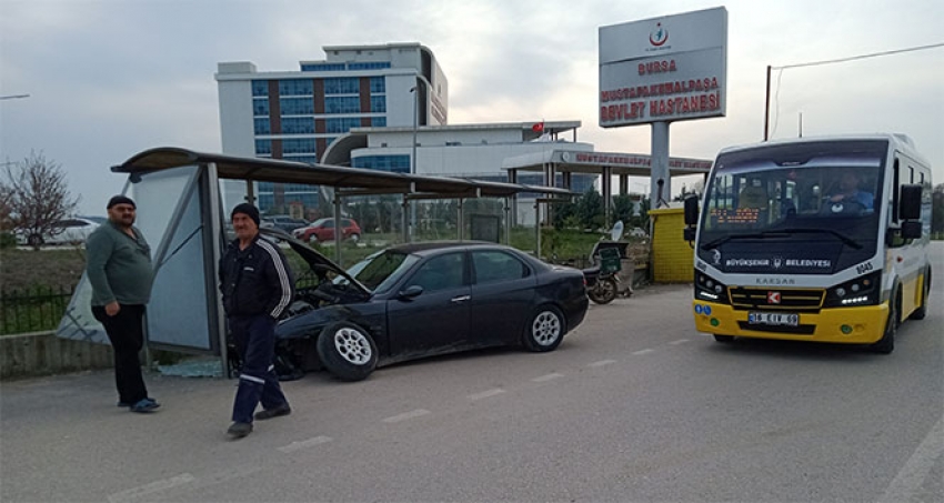 Hızını alamayan alkollü sürücü durağa daldı