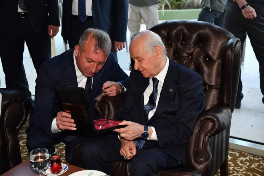 Başkan Aydın, MHP lideri Bahçeli’ye Sanat-ı Tesbih hediye etti