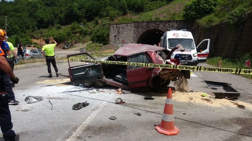 Otomobil hurda yığınına döndü: 1 ölü, 1 yaralı