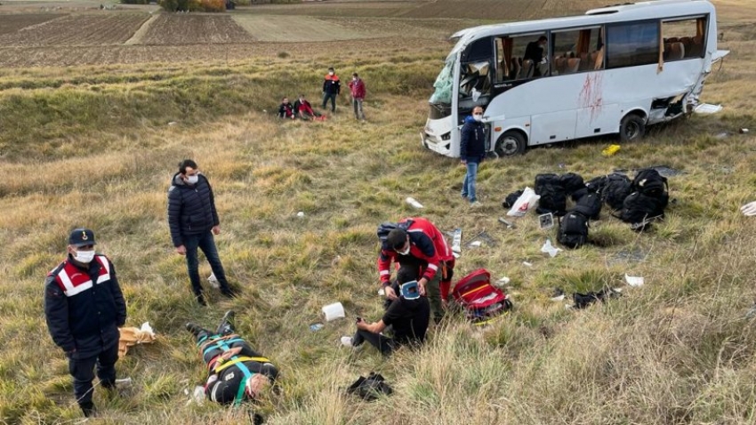 Polis servisi devrildi. Çok sayıda yaralı var!