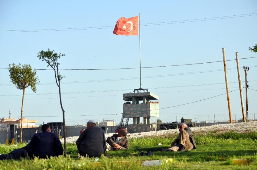 Suriyeliler sıfır noktasında vatan hasretini gideriyor