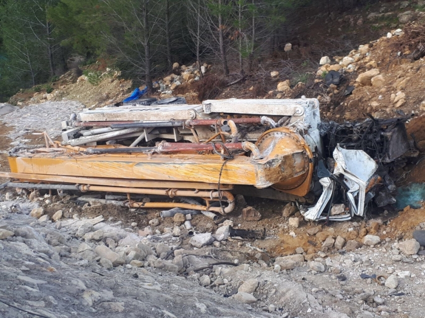 Beton pompası uçurumdan yuvarlandı: 1 ölü