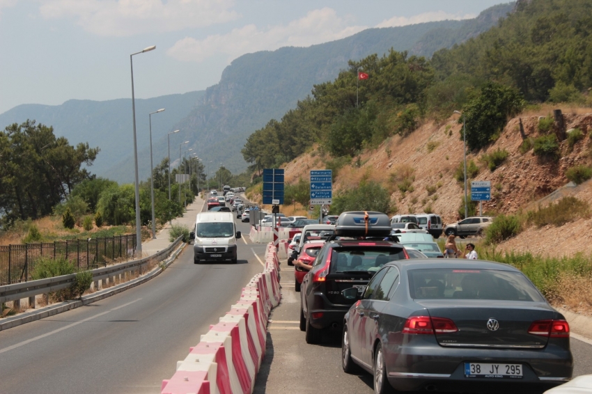 Muğla’nın dört bir tarafında trafik kilitlendi