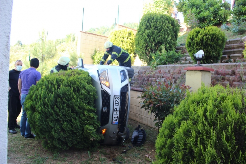 Otomobilini park ederken 4 metreden sitenin bahçesine uçtu