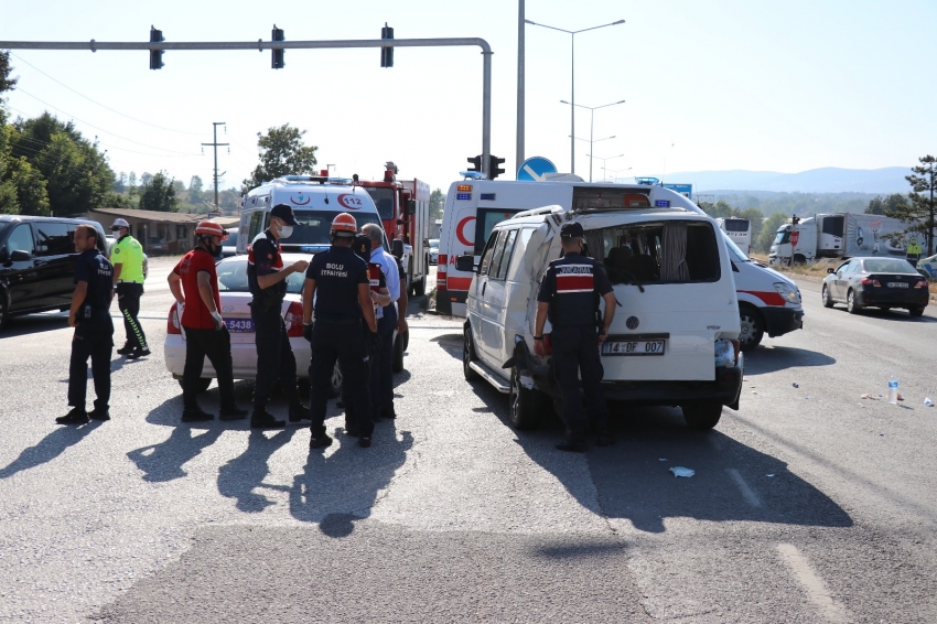 Yolcu otobüsü kırmızı ışıkta bekleyen minibüse çarptı: 4 yaralı