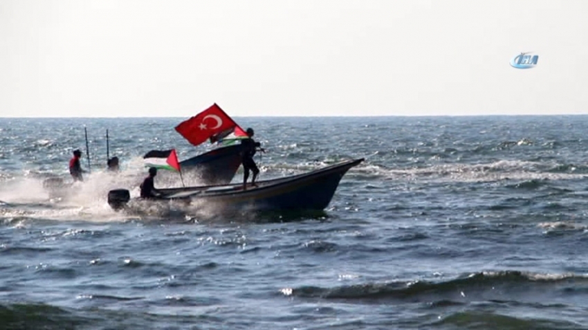 Filistinliler Akdeniz’de Türk bayrağı dalgalandırdı